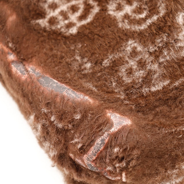 Détail usure de la bordure en cuir Céline Hobo fourrure — AMANA Vintage
