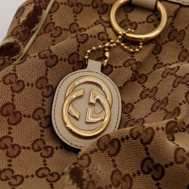 Détail breloque monogramme dorée Gucci Sukey — AMANA Vintage