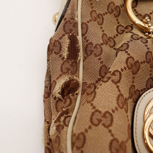 Détail déchirure toile côté sac Gucci Sukey — AMANA Vintage