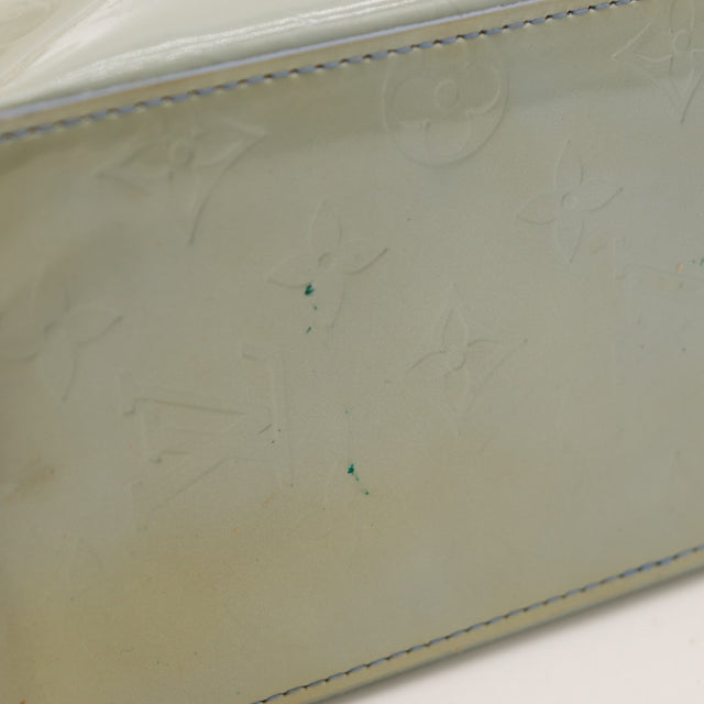 Détail marques noires sur le cuir Vernis du sac Louis Vuitton Reade PM — AMANA Vintage