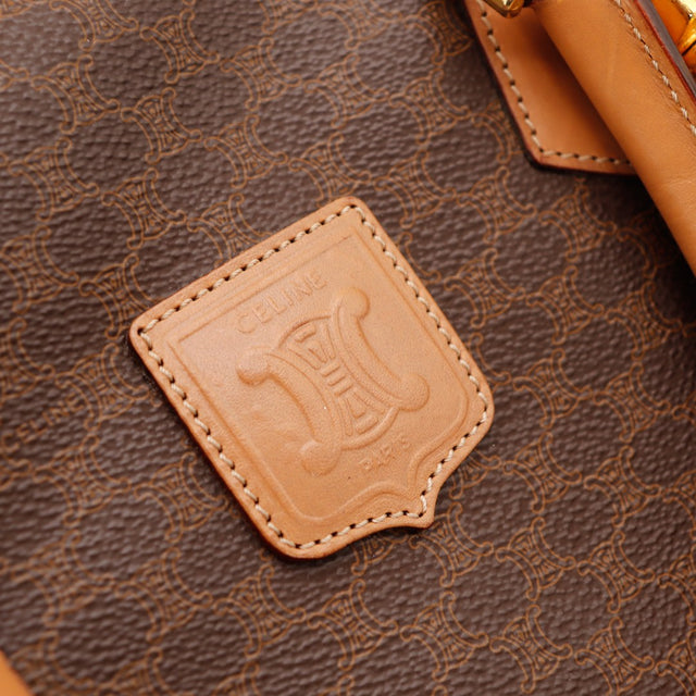 Détail écusson cuir embossé Céline Paris sur toile Macadam — AMANA Vintage