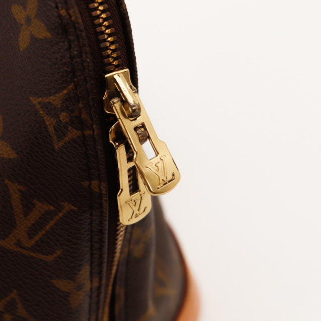 Détail fermeture éclair dorée Louis Vuitton Alma PM — AMANA Vintage