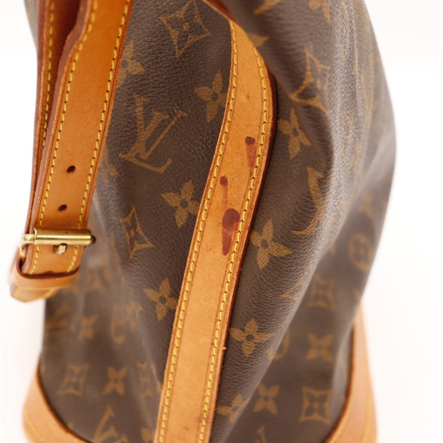 Détail des coins inférieurs Louis Vuitton Noé Toile Monogramme occasion authentique — AMANA Vintage