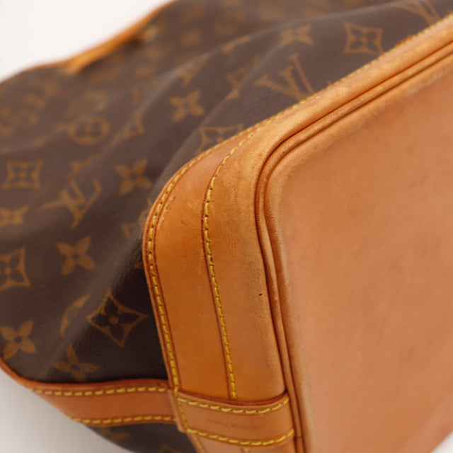 Détail des coutures Louis Vuitton Noé Toile Monogramme occasion authentique — AMANA Vintage