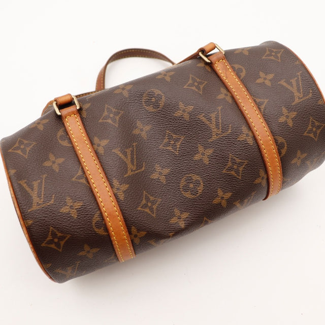 Détail de la patine caramel Louis Vuitton Papillon 26 cuir vachette occasion authentique — AMANA Vintage