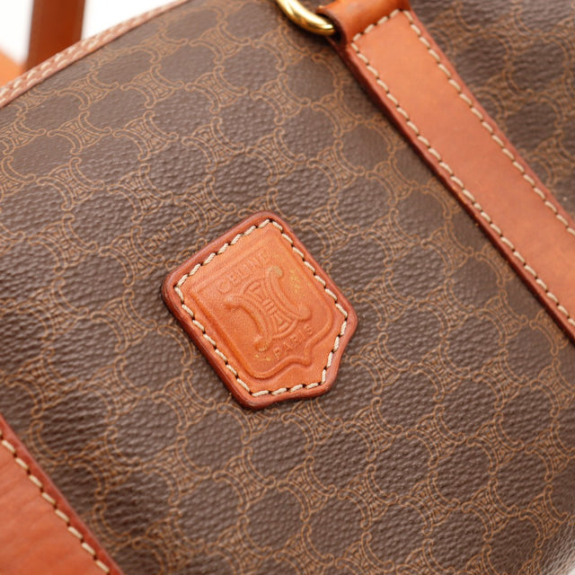 Détail écusson cuir Céline Paris sur toile Macadam — AMANA Vintage