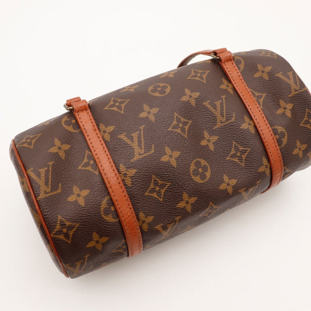 Détail des attaches en cuir Louis Vuitton Papillon 26 Toile Monogramme occasion authentique — AMANA Vintage