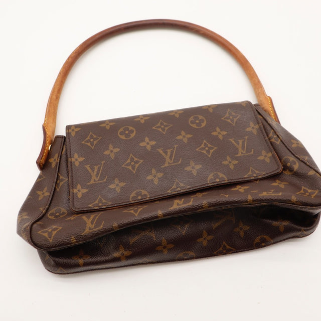 Détail des attaches de l'anse Louis Vuitton Mini Looping Toile Monogramme occasion authentique — AMANA Vintage