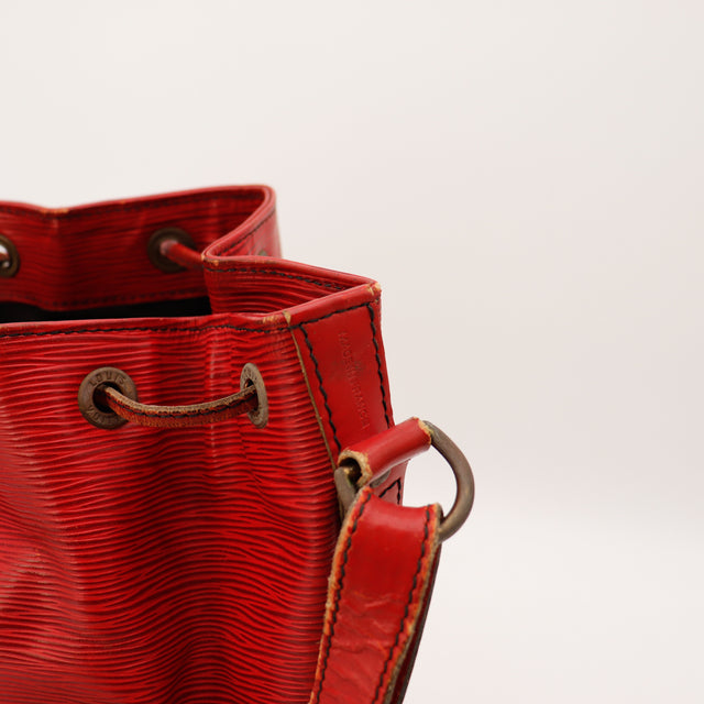 Détail cuir Epi rouge Louis Vuitton Noé GM grain — AMANA Vintage