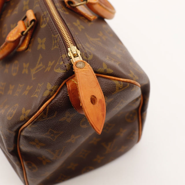 Détail des coins inférieurs Louis Vuitton Speedy 35 Toile Monogramme occasion authentique — AMANA Vintage