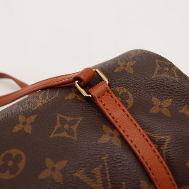 Détail des attaches dorées Louis Vuitton Papillon 26 occasion authentique — AMANA Vintage