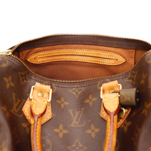 Détail du cuir vachette patiné Louis Vuitton Speedy 25 occasion authentique — AMANA Vintage