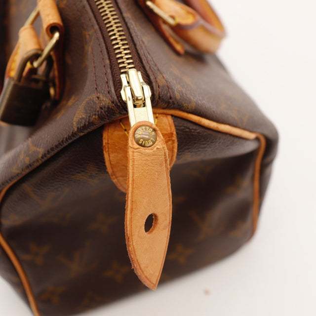 Détail de la clochette Louis Vuitton Speedy 25 occasion authentique — AMANA Vintage