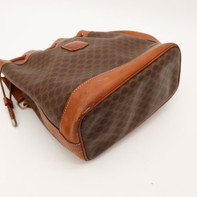 Détail logo Triomphe Céline Seau Macadam cuir patiné caramel — AMANA Vintage