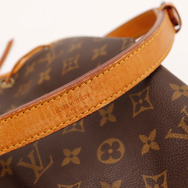 Vue du fond Louis Vuitton Noé Toile Monogramme marron occasion authentique — AMANA Vintage