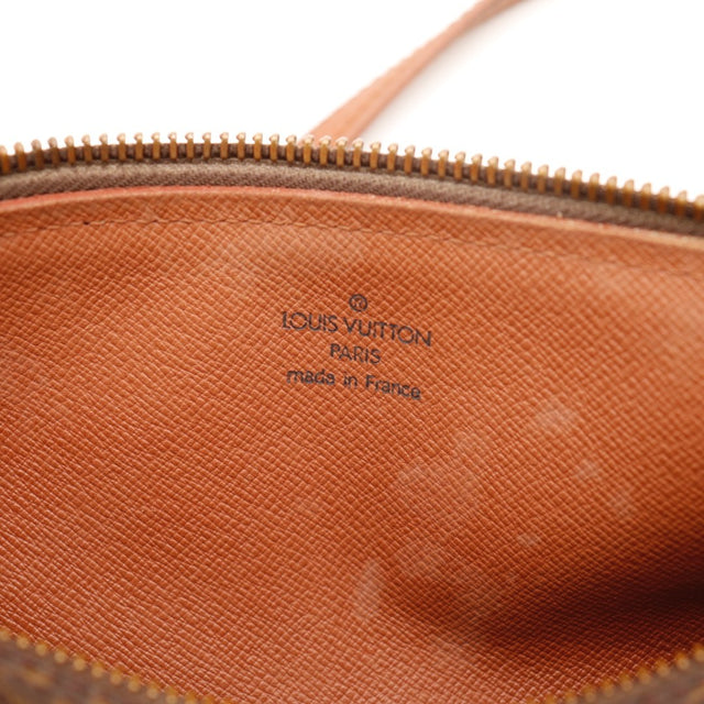 Détail de l'argenterie dorée Louis Vuitton Papillon 26 occasion authentique — AMANA Vintage