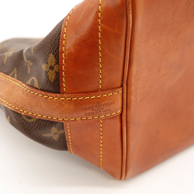 Détail de la bandoulière réglable Louis Vuitton Noé — AMANA Vintage