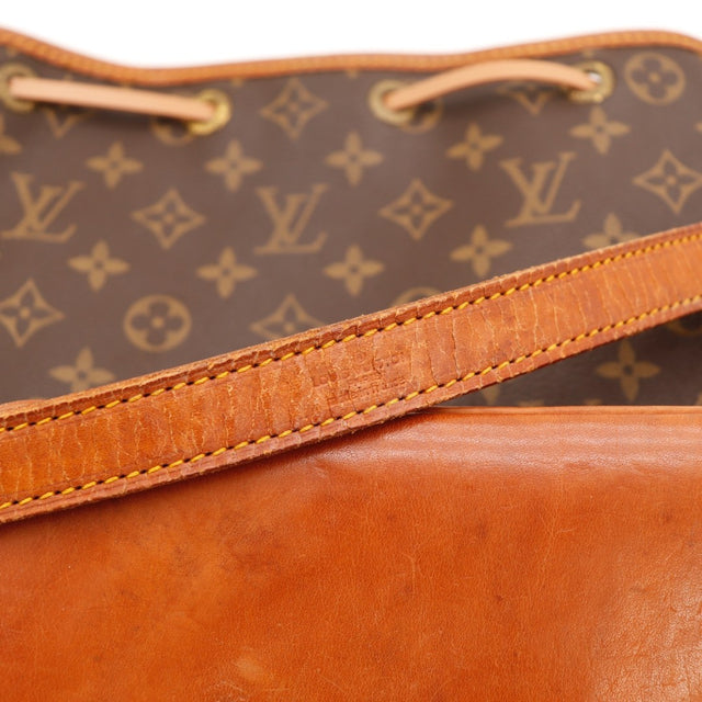 Détail des œillets dorés Louis Vuitton Noé Toile Monogramme — AMANA Vintage