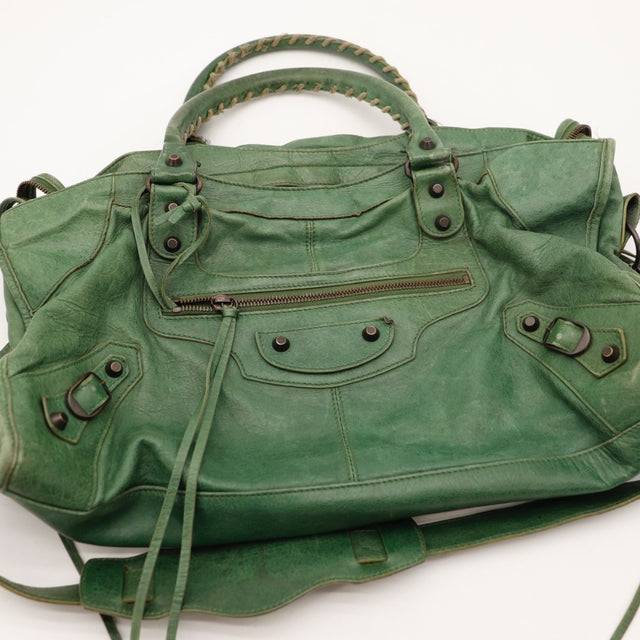 Détail des coins inférieurs Balenciaga Part-Time cuir vert occasion authentique — AMANA Vintage