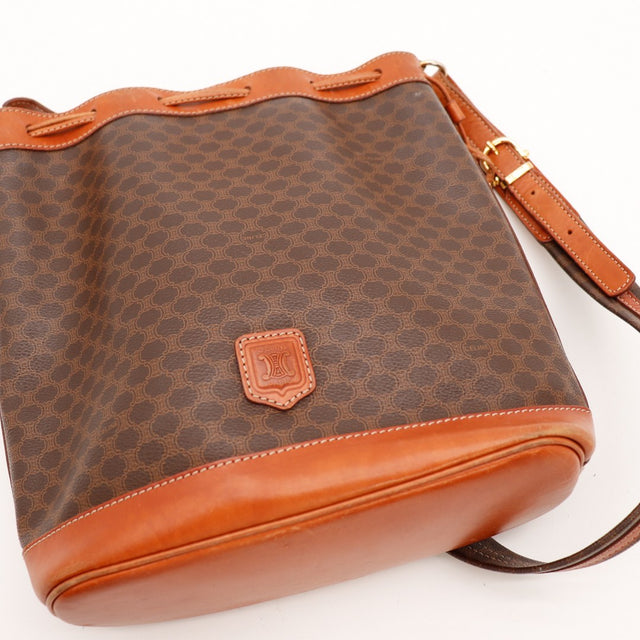 Intérieur sac seau Céline Macadam doublure cuir cognac propre — AMANA Vintage