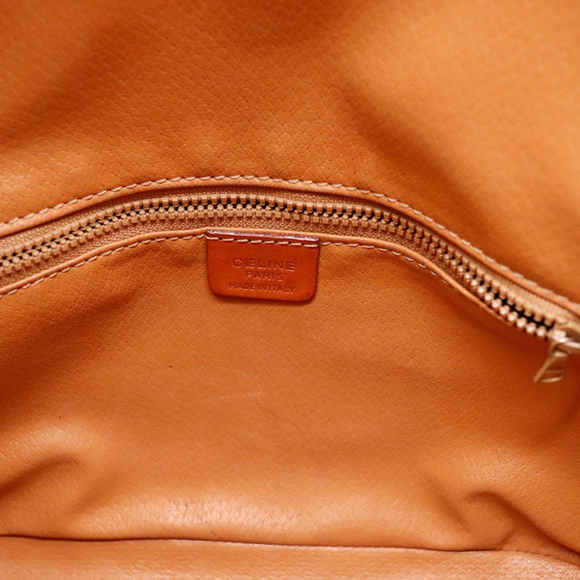 Détail plaque Céline Paris monogramme cuir cognac — AMANA Vintage