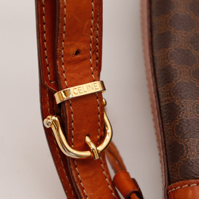Détail cordelette de fermeture cuir usé sac seau Céline Macadam — AMANA Vintage