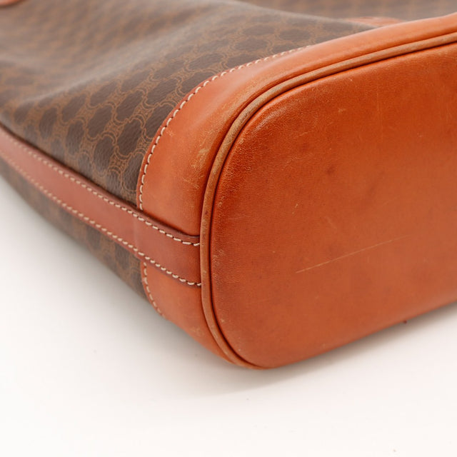 Détail coin inférieur gauche sac seau Céline Macadam usure cuir — AMANA Vintage