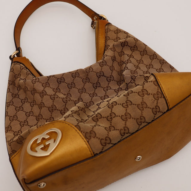 Détail vue angle Gucci Hobo Interlocking G fond en cuir vintage — AMANA Vintage