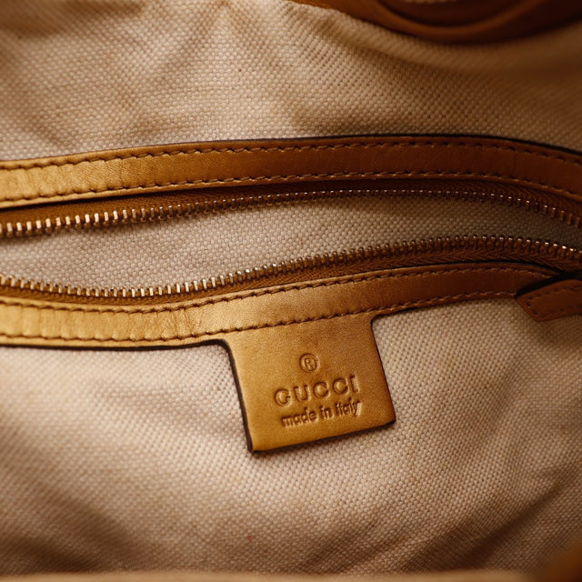 Détail fermoir Interlocking G cœur métal argenté Gucci Hobo — AMANA Vintage