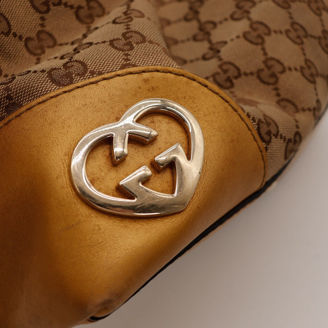 Détail coin inférieur et fond Gucci Hobo Interlocking G cuir usé — AMANA Vintage