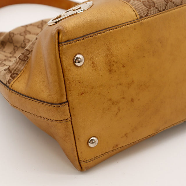 Détail coin inférieur Gucci Hobo Interlocking G traces sur le cuir — AMANA Vintage