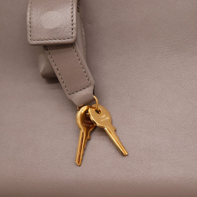 Détail clés Saint Laurent dorées Sac de Jour Grand incluses — AMANA Vintage