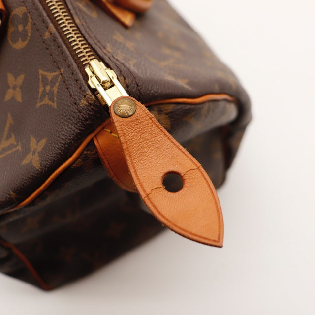 Détail des coins Louis Vuitton Speedy 30 Toile Monogramme occasion authentique — AMANA Vintage
