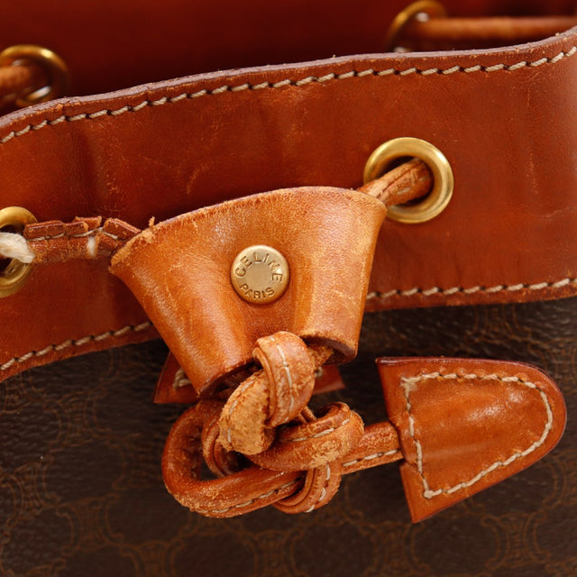 Détail coins inférieurs frottements cuir Celine Macadam — AMANA Vintage