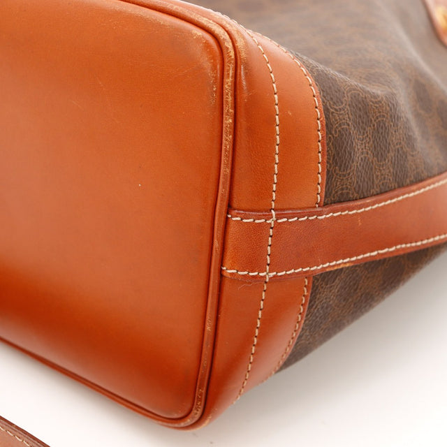 Détail attache bandoulière dorée Celine Paris Macadam — AMANA Vintage