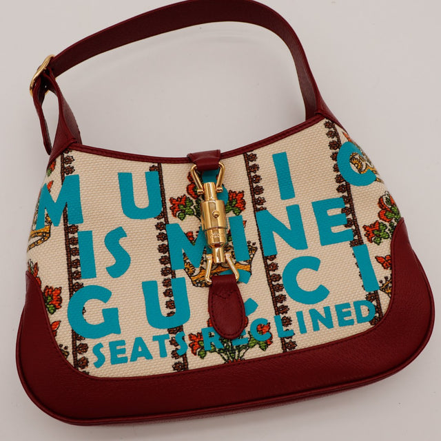 Détail fermoir piston doré Gucci New Jackie Music Is Mine canvas imprimé turquoise — AMANA Vintage