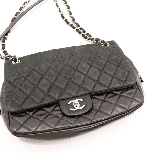 Détail rabat et fermoir CC argenté Chanel Timeless Jumbo noir — AMANA Vintage