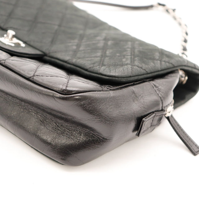 Détail coin côté Chanel Timeless Jumbo cuir craquelé — AMANA Vintage