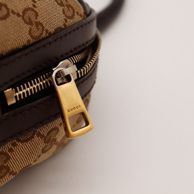 Détail boucle anse sac Gucci Boston Joy Web anneau doré cuir marron — AMANA Vintage