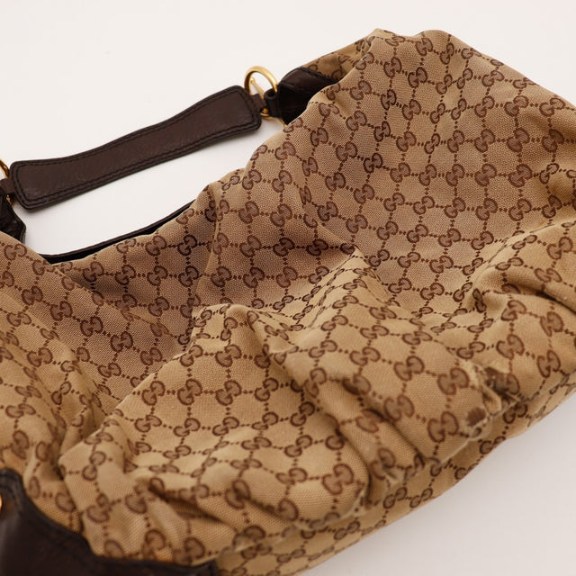 Détail toile monogrammée Gucci froissée vue rapprochée — AMANA Vintage