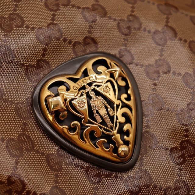 Détail fermoir cœur sculpté doré et noir Hobo Gucci Babouska — AMANA Vintage