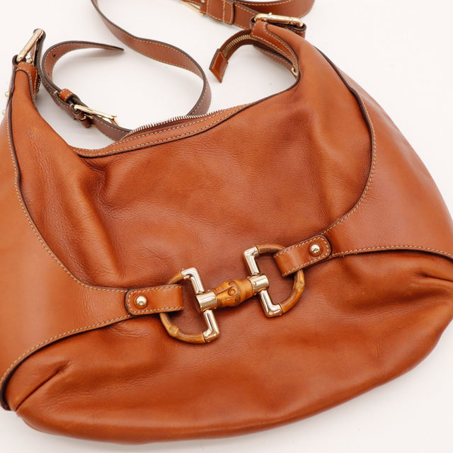Détail cuir et fermoir bambou Gucci Hobo Bambou cognac vue rapprochée — AMANA Vintage