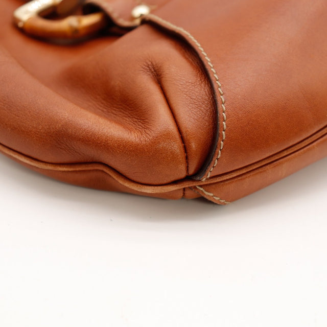 Détail coin inférieur gauche sac Gucci Hobo Bambou cuir cognac occasion — AMANA Vintage