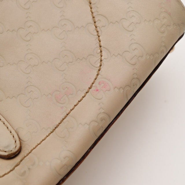 Détail taches roses sur le corps Gucci New Jackie cuir taupe — AMANA Vintage