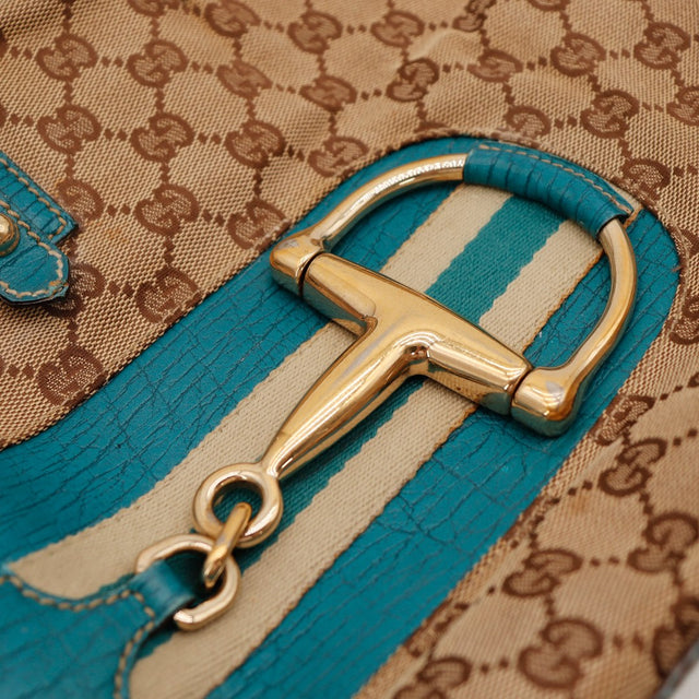 Gros plan fermoir Horsebit doré Gucci signature équestre — AMANA Vintage