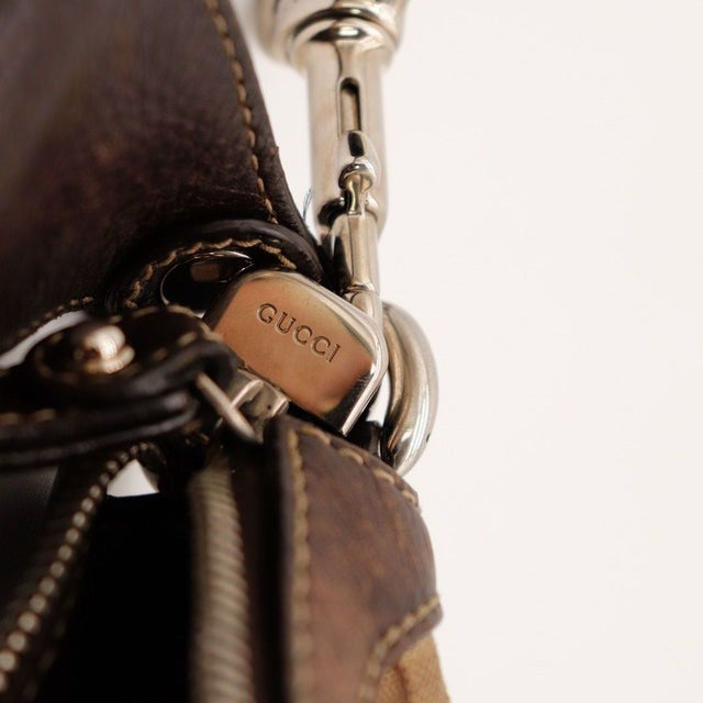 Détail fermoir argenté Gucci sur Hobo monogramme — AMANA Vintage