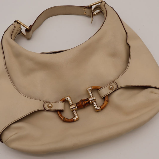 Détail fermoir bambou et métal doré Hobo Bambou Gucci — AMANA Vintage