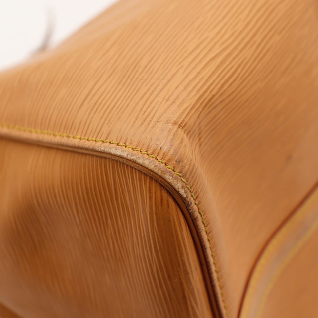 Détail des bordures Louis Vuitton Keepall 45 cuir Épi ocre occasion authentique — AMANA Vintage