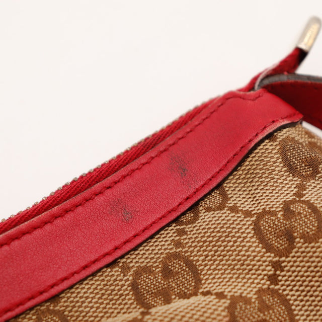 Détail griffures cuir rouge bandoulière Gucci pochette monogramme — AMANA Vintage
