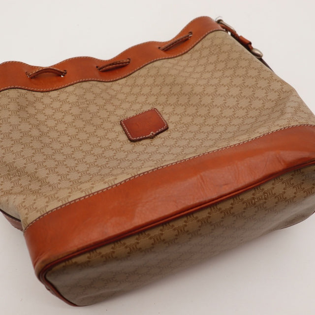 Détail de l'écusson Céline Seau Macadam cuir cognac occasion authentique — AMANA Vintage